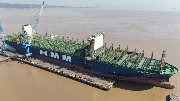 行業(yè)領(lǐng)先！華豐船舶喜迎400米集裝箱“巨無(wú)霸”